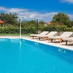 5-bed With Pool, Jacuzzi&padel Court *