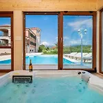 5-bed With Pool, Jacuzzi&padel Court Villa