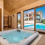 5-bed With Pool, Jacuzzi&padel Court Villa *
