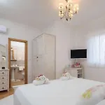 5-bed With Pool, Jacuzzi&padel Court Villa Drniš
