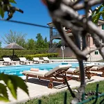 Villa 5-bed With Pool, Jacuzzi&padel Court Drniš