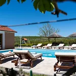 Villa 5-bed With Pool, Jacuzzi&padel Court