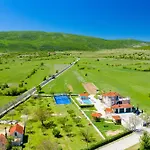 5-bed With Pool, Jacuzzi&padel Court Drniš