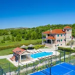 Villa 5-bed With Pool, Jacuzzi&padel Court Drniš