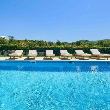 Nature's Embrace - Heated Pool, Jacuzzi & Padel * Drniš