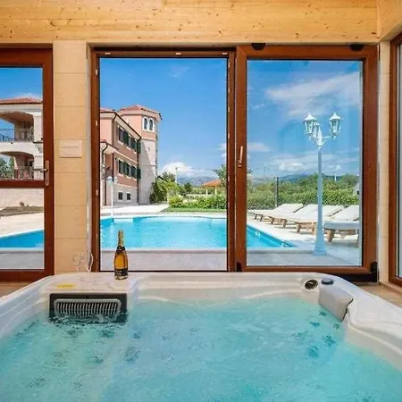 Nature's Embrace - Heated Pool, Jacuzzi & Padel 别墅