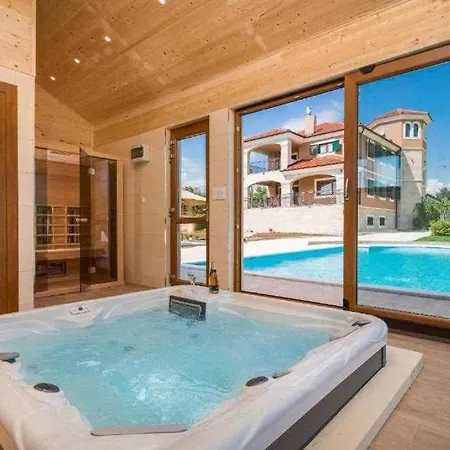 Nature's Embrace - Heated Pool, Jacuzzi & Padel 别墅 *