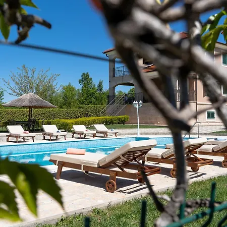 别墅 Nature's Embrace - Heated Pool, Jacuzzi & Padel Drniš