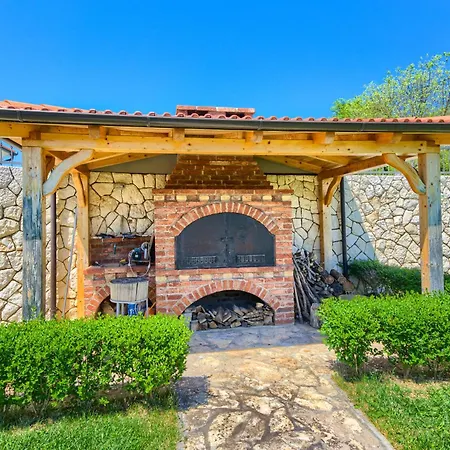 5-bed With Pool, Jacuzzi & Padel Court 别墅 *