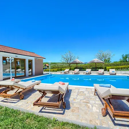 5-bed With Pool, Jacuzzi & Padel Court *