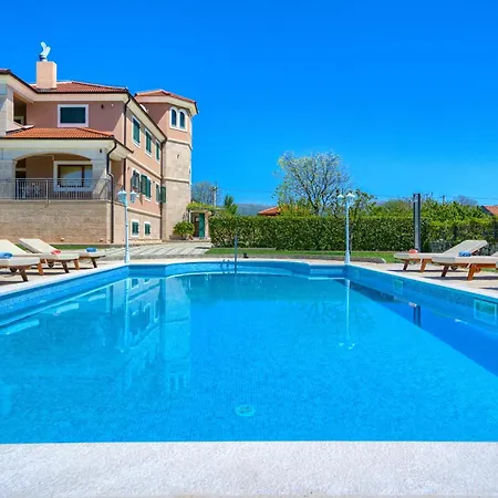 5-bed With Pool, Jacuzzi & Padel Court Drniš