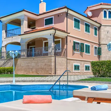 5-bed With Pool, Jacuzzi & Padel Court Drniš