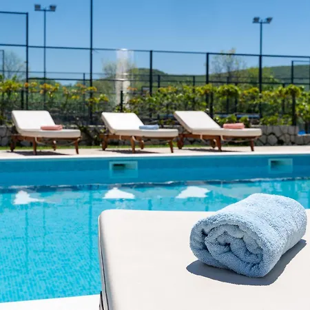 Nature's Embrace - Heated Pool, Jacuzzi & Padel 别墅
