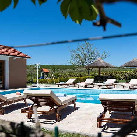 别墅 Nature's Embrace - Heated Pool, Jacuzzi & Padel