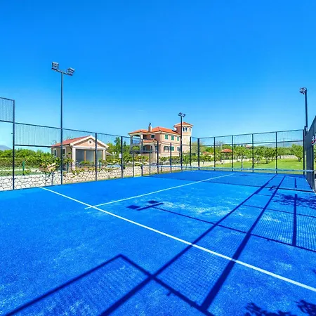 5-bed With Pool, Jacuzzi & Padel Court 别墅