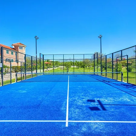 5-bed With Pool, Jacuzzi & Padel Court 别墅