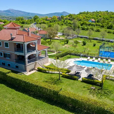 别墅 5-bed With Pool, Jacuzzi & Padel Court *