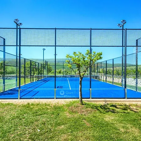 Nature's Embrace - Heated Pool, Jacuzzi & Padel 别墅 Drniš