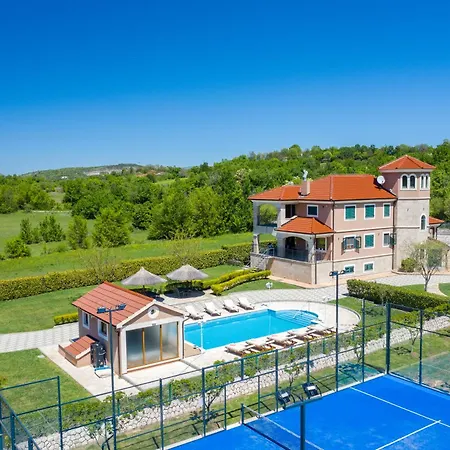 别墅 Nature's Embrace - Heated Pool, Jacuzzi & Padel Drniš