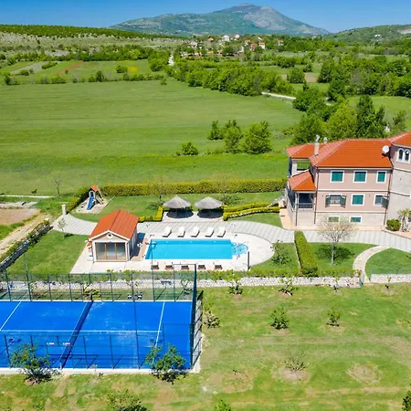 5-bed With Pool, Jacuzzi & Padel Court *