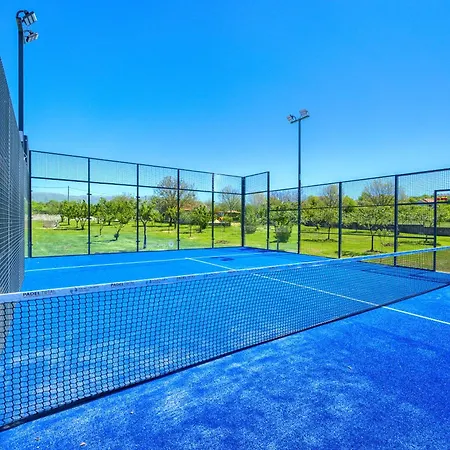 Nature's Embrace - Heated Pool, Jacuzzi & Padel 别墅 *
