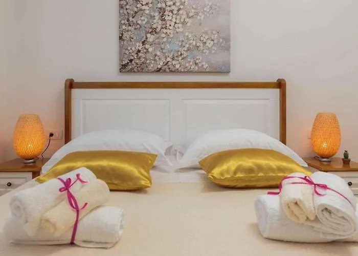 5-bed With Pool, Jacuzzi & Padel Court Villa