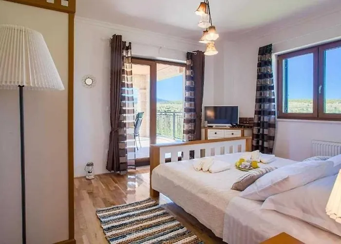 Villa 5-bed With Pool, Jacuzzi & Padel Court