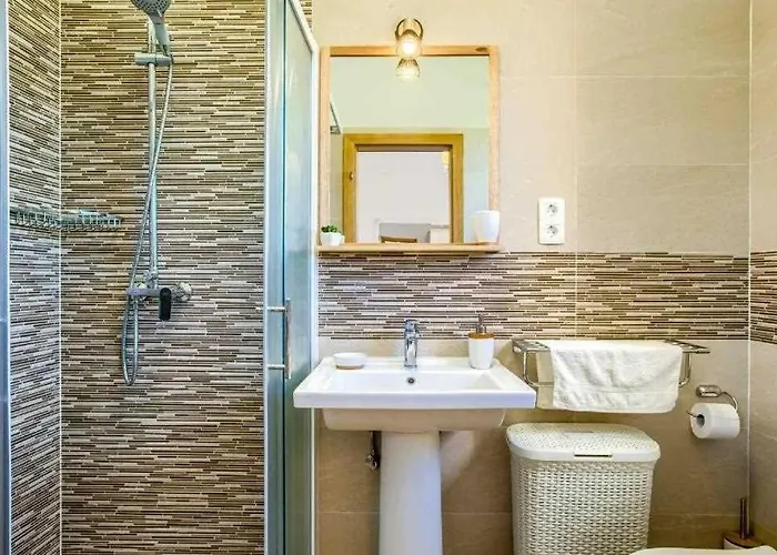 5-bed With Pool, Jacuzzi & Padel Court *