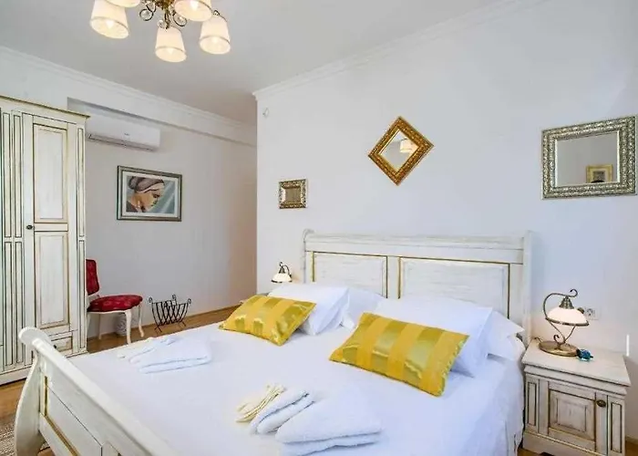 5-bed With Pool, Jacuzzi & Padel Court 别墅 Drniš