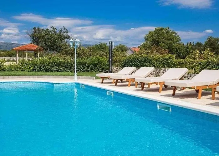 5-bed With Pool, Jacuzzi & Padel Court *