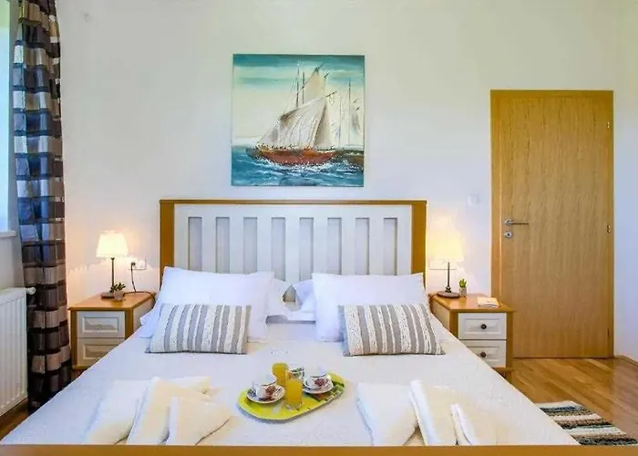 Villa 5-bed With Pool, Jacuzzi & Padel Court Drniš