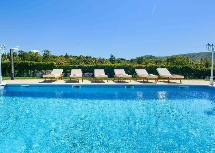 5-bed With Pool, Jacuzzi & Padel Court * Drniš