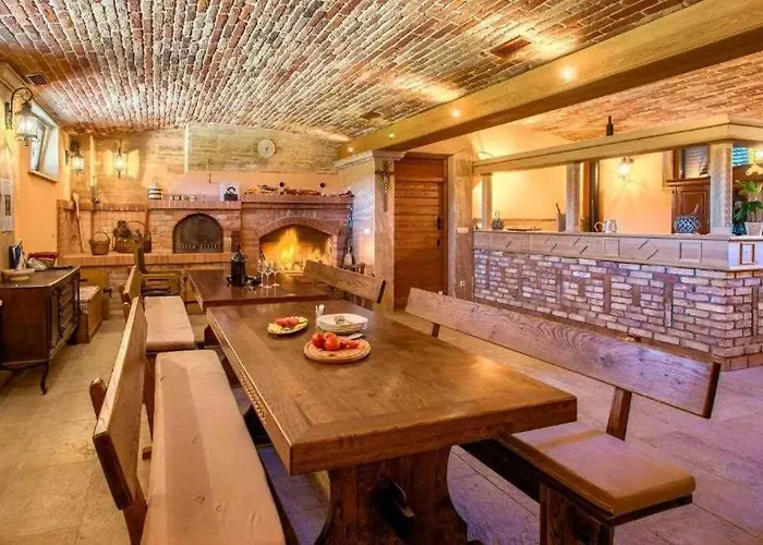 5-bed With Pool, Jacuzzi & Padel Court Villa *