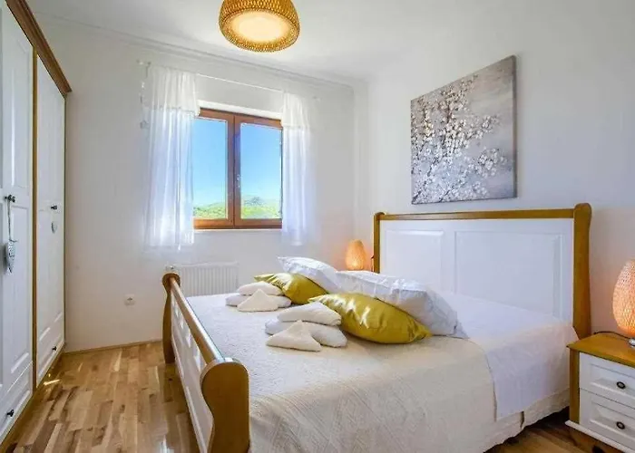 Villa 5-bed With Pool, Jacuzzi & Padel Court *