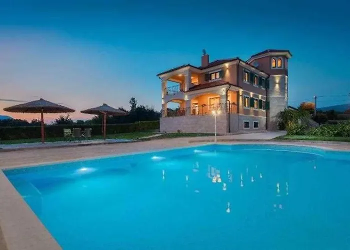 5-bed With Pool, Jacuzzi & Padel Court