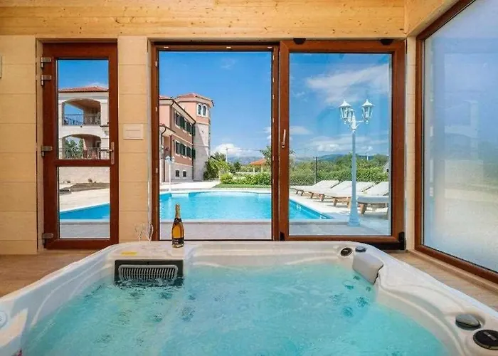 5-bed With Pool, Jacuzzi & Padel Court Villa