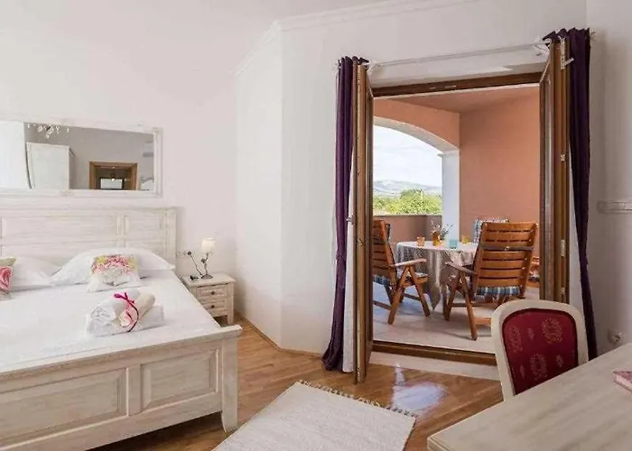 Villa 5-bed With Pool, Jacuzzi & Padel Court