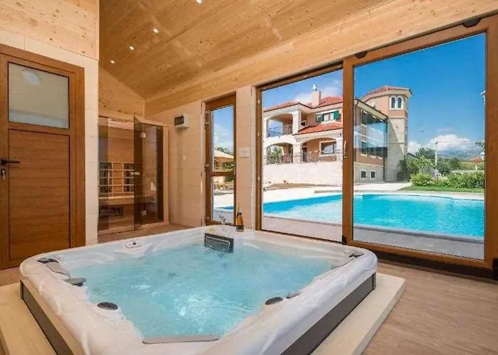 5-bed With Pool, Jacuzzi & Padel Court Villa *