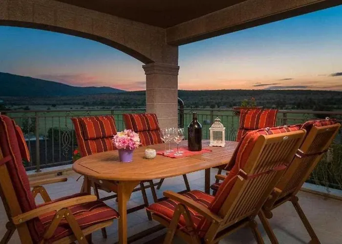 5-bed With Pool, Jacuzzi & Padel Court Drniš