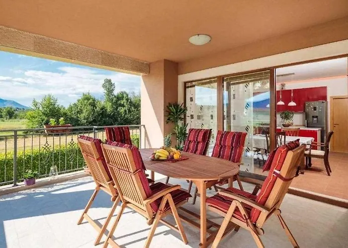 5-bed With Pool, Jacuzzi & Padel Court *