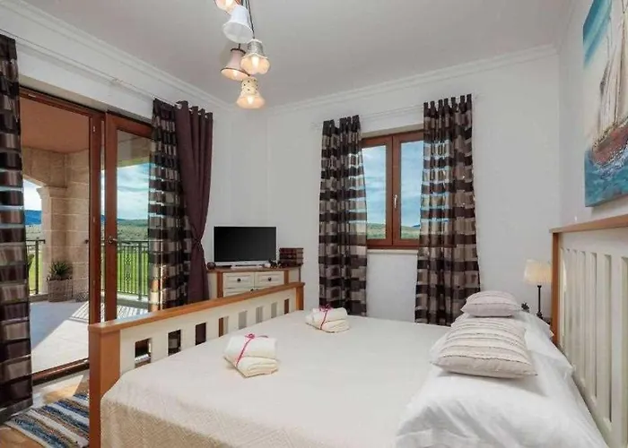 5-bed With Pool, Jacuzzi & Padel Court Villa