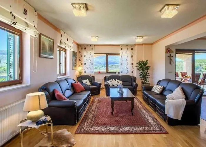 Villa 5-bed With Pool, Jacuzzi & Padel Court