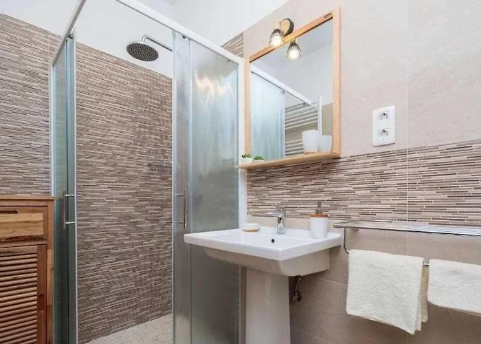 5-bed With Pool, Jacuzzi & Padel Court