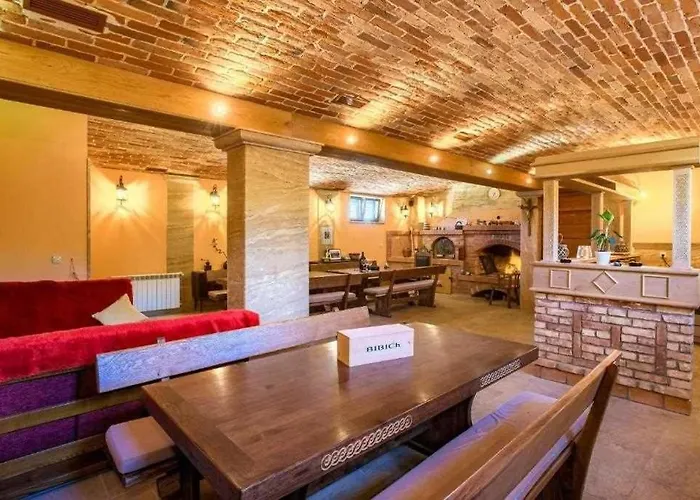 5-bed With Pool, Jacuzzi & Padel Court 别墅 *