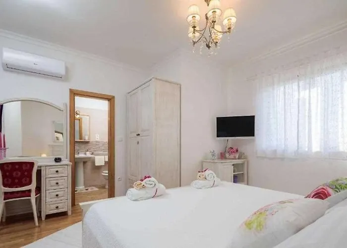 5-bed With Pool, Jacuzzi & Padel Court 别墅 Drniš