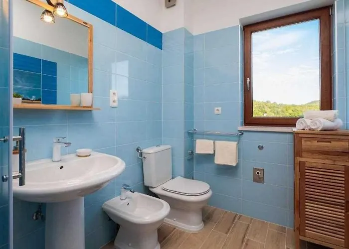 5-bed With Pool, Jacuzzi & Padel Court * Drniš