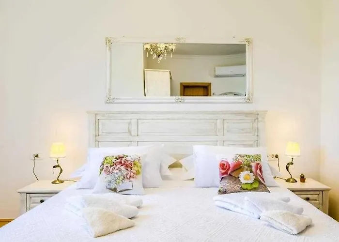 5-bed With Pool, Jacuzzi & Padel Court *