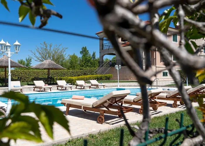 别墅 5-bed With Pool, Jacuzzi & Padel Court Drniš