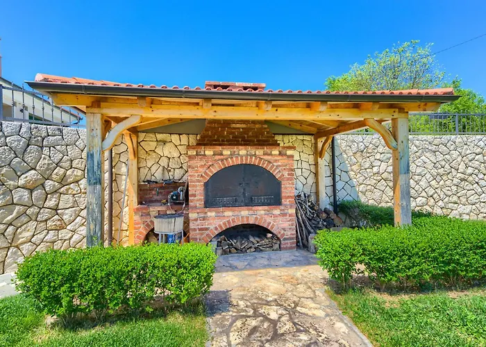 5-bed With Pool, Jacuzzi & Padel Court Villa *