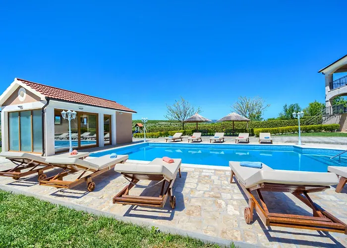 5-bed With Pool, Jacuzzi & Padel Court *